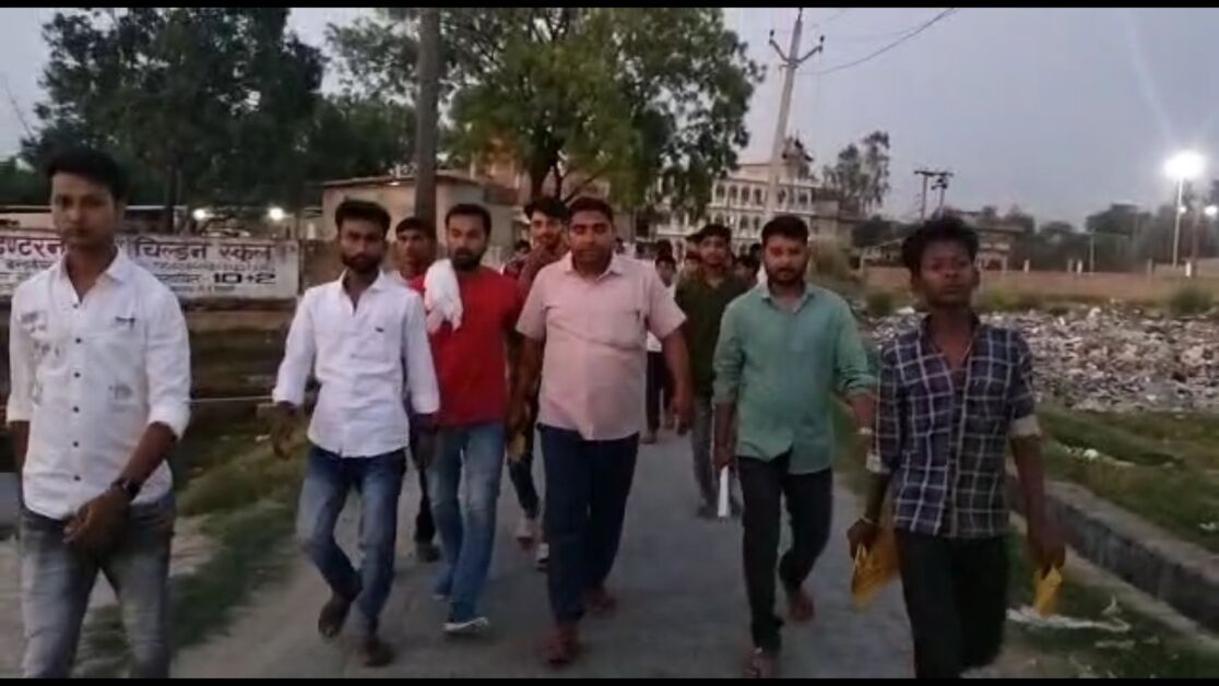 जनसंपर्क करते हुए सभासद प्रत्याशी नदीम खान