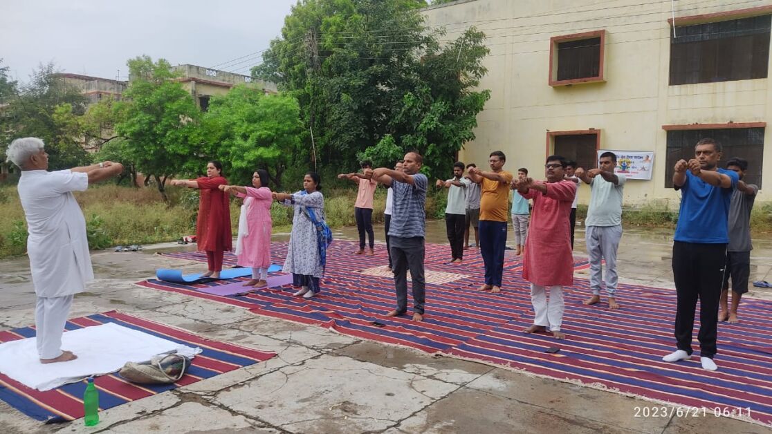 Yoga Day राजकीय पॉलिटेक्निक लखनऊ में 9 वा अन्तर्राष्ट्रीय योग दिवस मनाया गया