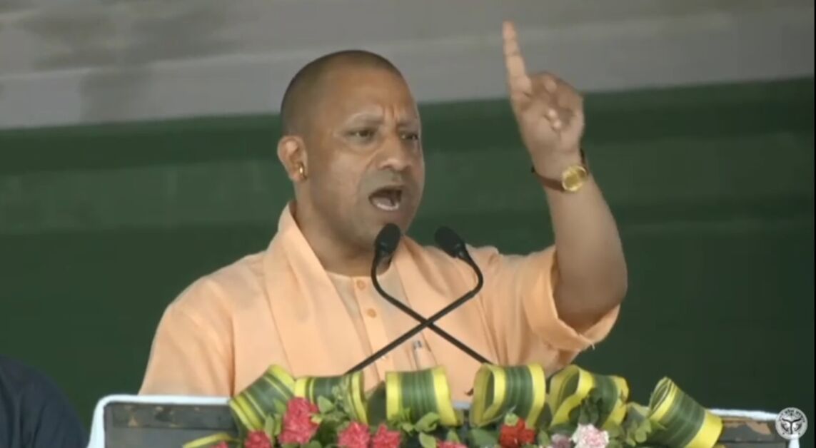 सीएम योगी ने किया अंबेडकरनगर में करोड़ों की परियोजनाओं का उद्घाटन, अपने पापों की सजा पा रहा पाकिस्तान रहता है