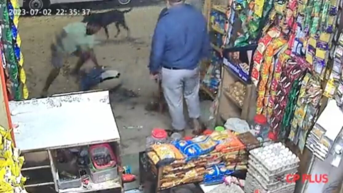 गाजियाबाद मामूली विवाद में दुकानदार और ग्राहक के बीच चले लात घुसे