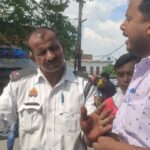अम्बेडकरनगर डग्गामार बसों ने बसखारी चौराहे की मुख सड़क को ही बना रखा अवैध बस स्टैंड