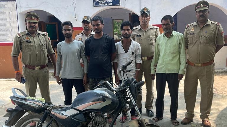 Baskhari police caught four with stolen bike, seized e-rickshaw