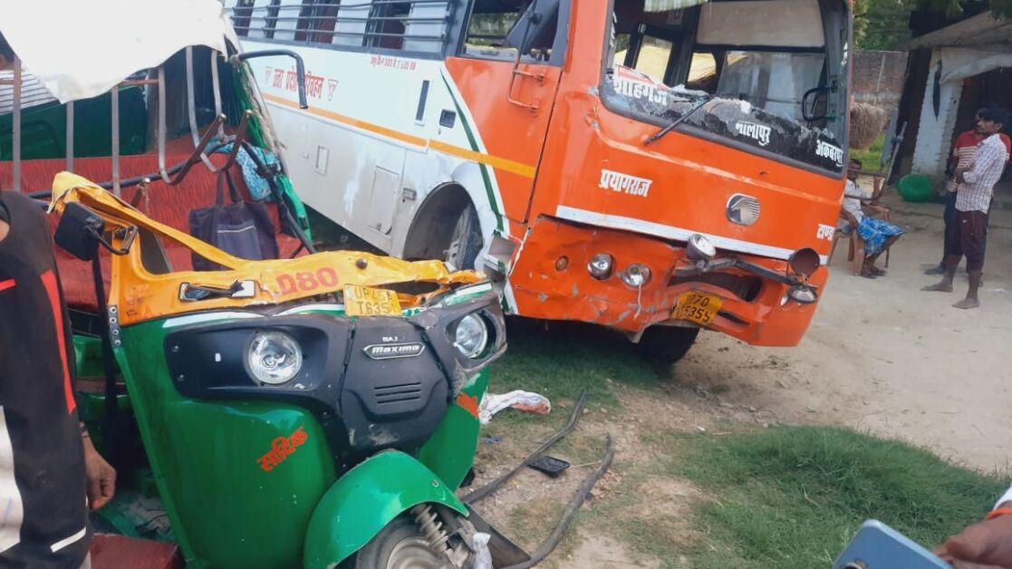 बस व ऑटो की टक्कर में एक की मौत, मालगाड़ी की वजह से हुआ बड़ा हादसा