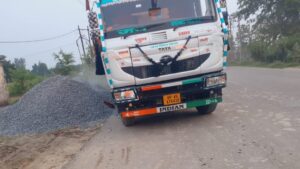 बस व ऑटो की टक्कर में एक की मौत, मालगाड़ी की वजह से हुआ बड़ा हादसा