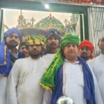 देश के अमन शांति के लिए भीम आर्मी व आजाद समाज पार्टी ने सूफी संत मख़दूम अशरफ की दरगाह पर मांगी दुआएं