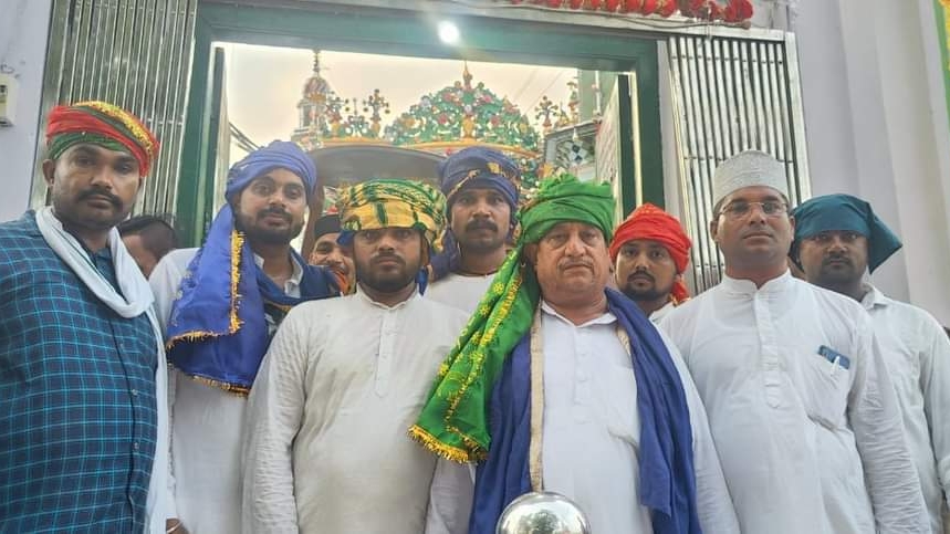 देश के अमन शांति के लिए भीम आर्मी व आजाद समाज पार्टी ने सूफी संत मख़दूम अशरफ की दरगाह पर मांगी दुआएं