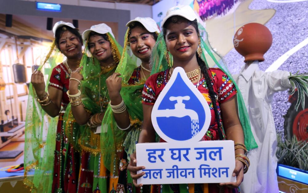 हर घर जल गांव की थीम पर लग रहा स्टालों पर पांचवें दिन भारी भीड़
