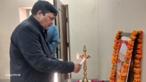 प्रधानाचार्य राकेश वर्मा ने दीप प्रज्ज्वलित किया