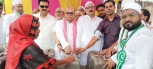 जुलूस के दौरान सिलाई मशीन वितरण करते टांडा विधायक व साथ मे अन्य लोग