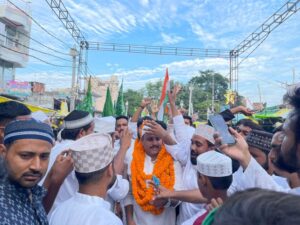 समाजसेवी छोटे बाबू को माला पहनाकर स्वागत करते स्थानीय लोग