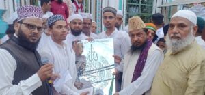पदक देकर प्रोत्साहन करते अंजुमन आता ए रसूल कमेटी