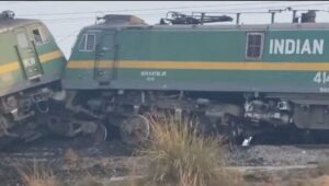दो मालगाड़ियां एक ही ट्रैक पर आमने-सामने आ गईं और भिड़ंत हो गईं।