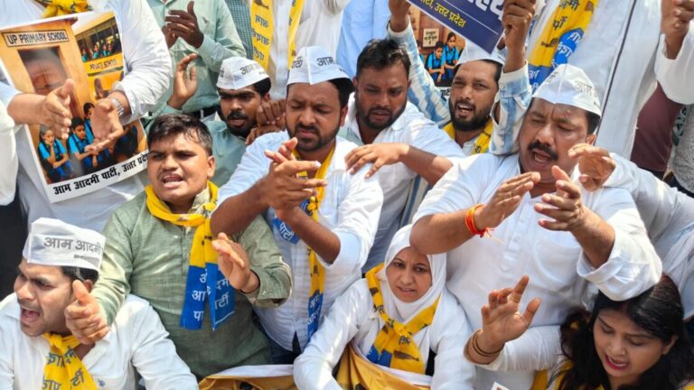 सरकारी प्राथमिक स्कूल के मर्जर कों लेकर आम आदमी पार्टी का प्रदर्शन।