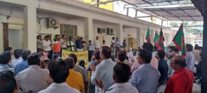 Lucknow: निजीकरण के विरोध में बिजलीकर्मियों का जोरदार प्रदर्शन