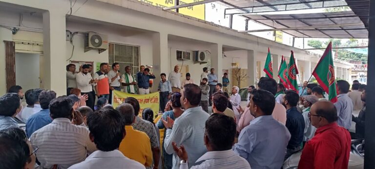 Lucknow: निजीकरण के विरोध में बिजलीकर्मियों का जोरदार प्रदर्शन