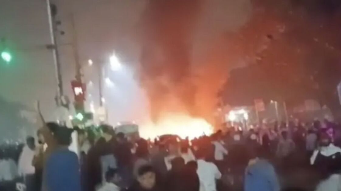 दिल्ली के लाल किले के पास कार में विस्फोट, कई लोग घायल; कई वाहन जलकर खाक